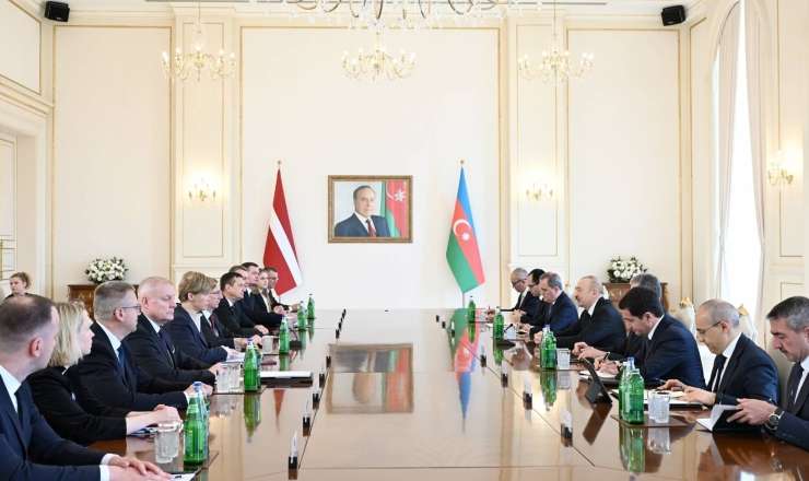 İlham Əliyevin Babişlə geniş tərkibdə görüşü başladı - VİDEO