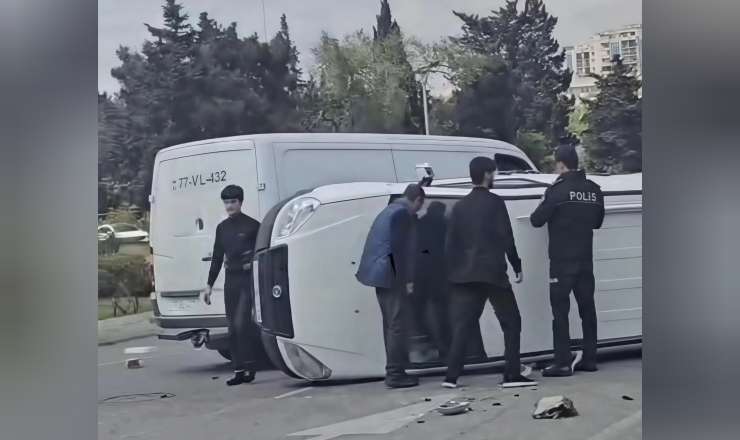 Bakıda qəza: avtomobil aşdı - VİDEO