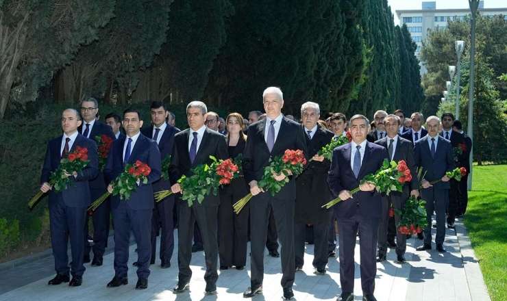 ƏƏSMN kollektivi Fəxri xiyabanda Ulu Öndər Heydər Əliyevin məzarını ziyarət edib - Foto 