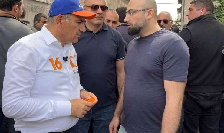 Paşinyandan "Qarabağı təslim etdiniz" deyən seçiciyə sərt cavab: Tualetdə ölü tapılardın! -  VİDEO