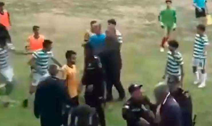 Azərbaycan çempionatında azarkeşlər futbolçuları döyməyə çalışdı  - VİDEO