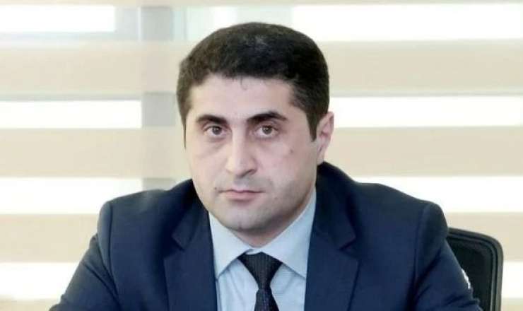 Yeni direktor bu başçının qardaşıdır 