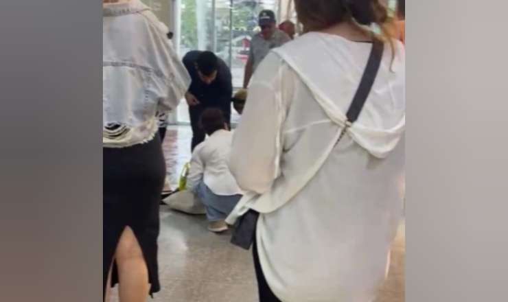 Güclü doluya görə "AF Mall"un üzlüyü qopub qadının  ÜSTÜNƏ DÜŞDÜ - VİDEO