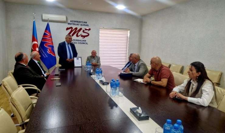 Mətbuat Şurasında veteran jurnalistin 80 illiyi ilə bağlı görüş keçirildi 