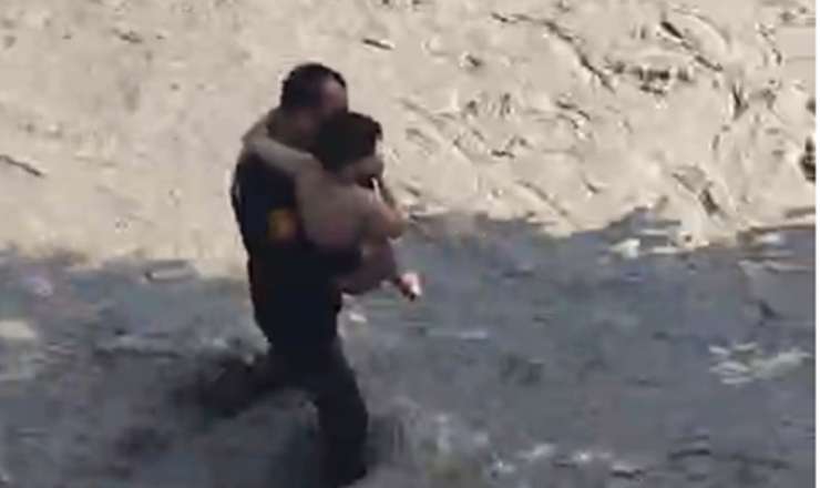Polis çaya düşən azyaşlını xilas etdi -  Babası boğuldu