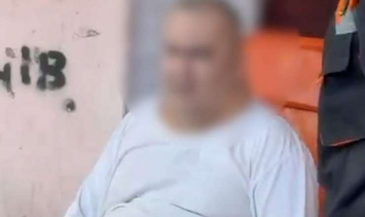 Paytaxtda 330 kiloqram çəkisi olan kişi evdən belə çıxarıldı -  VİDEO