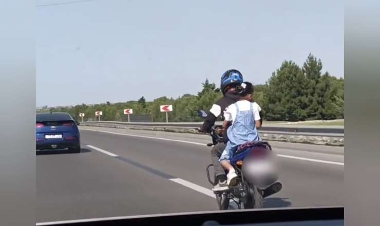 Bakıda motosiklet sürücüsü uşağın həyatını təhlükəyə atdı - VİDEO