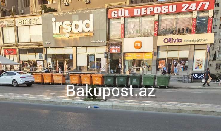 Bakıda sürücülərin yolunu zibil qutuları ilə  kəsdilər - FOTO