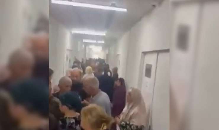 “Xəstə insanlar ayaqüstə qalır, biabırçılıq...” - Saatlarla növbə gözləyirlər - VİDEO