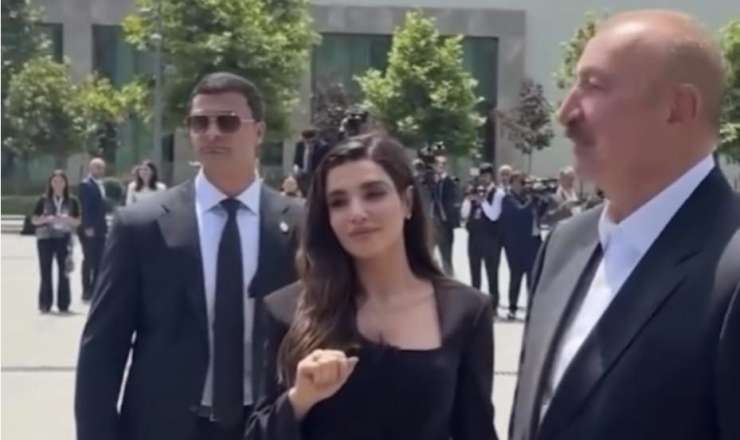 Prezidentin yanında diqqətçəkən  xanım kimdir?
