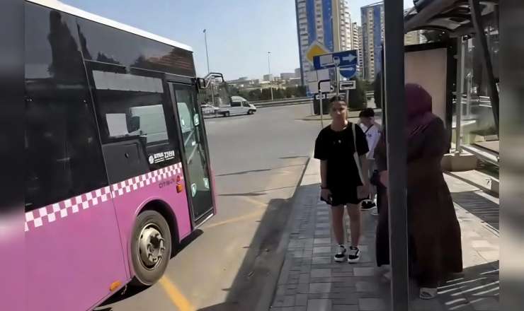 Bakıda avtobusda istidən boğulan sürücü  görün nə etdi - VİDEO