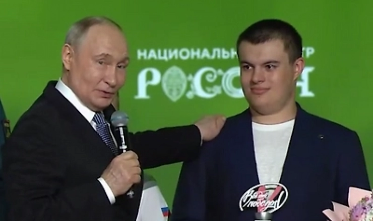 Putin daşqında 23 nəfəri xilas edən autizimli gənci  mükafatlandırdı - VİDEO