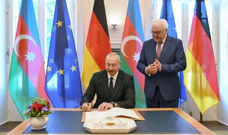 İlham Əliyev Almaniya səfəridə xatirə kitabına ürək sözlərini yazdı - FOTO 