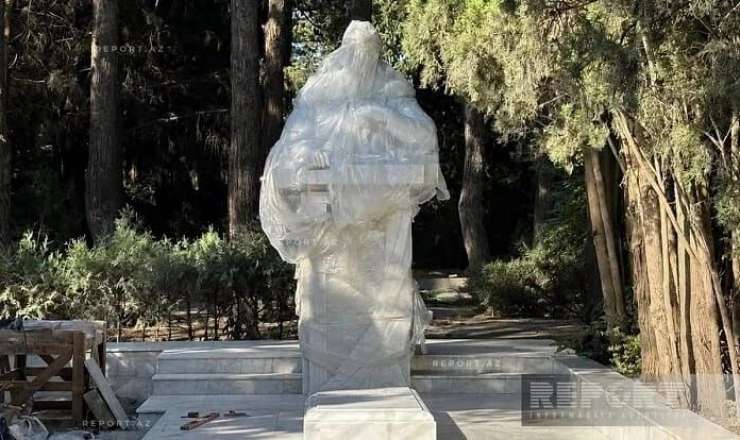 Elçinin Fəxri xiyabandakı qəbirüstü abidəsi -  FOTO