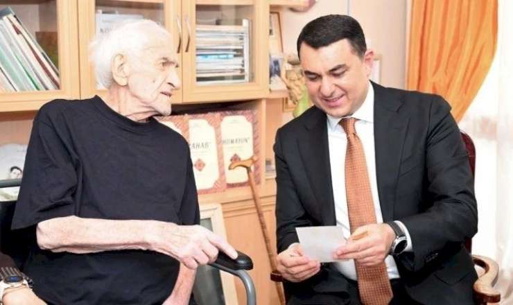 Nazir 96 yaşlı Xalq artistini ziyarət etdi 