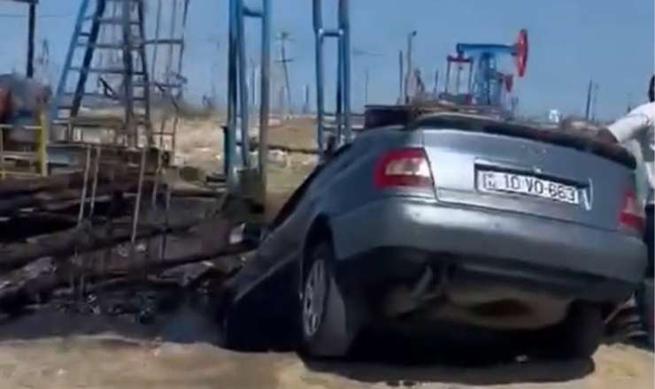 Bakıda maşın neft quyusuna düşdü  - VİDEO