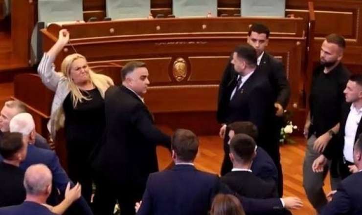 Qadın deputat Baş nazirə yumurta atdı  - VİDEO