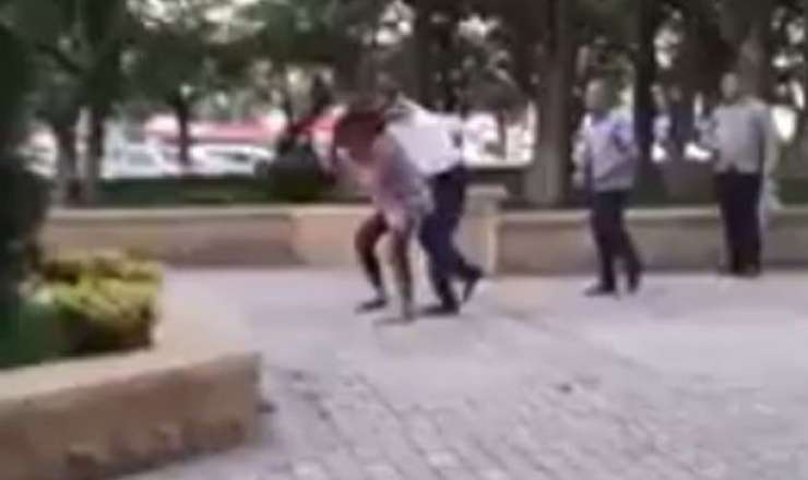 Bakıda oğlan yeniyetmə qızı parkda döyüb  burnunu qırdı