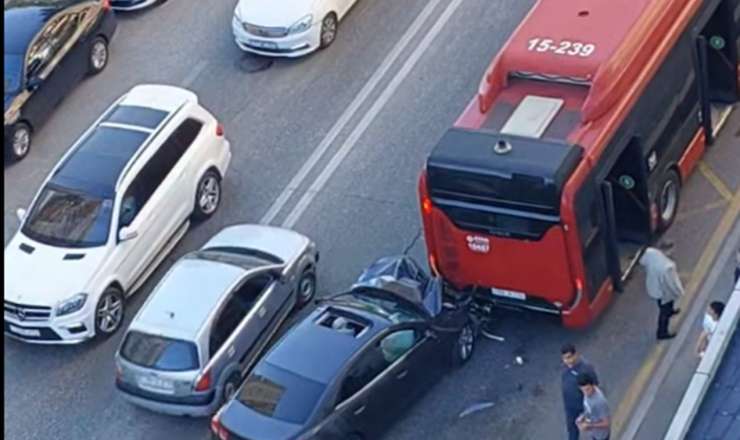 Yasamalda maşın sərnişin avtobusuna çırpıldı - Video 
