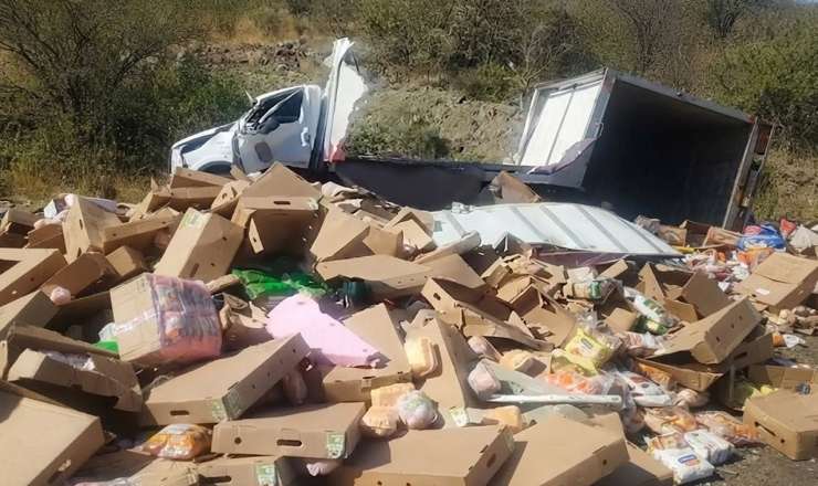 Yük maşını aşdı, toyuqlar yola dağıldı - VİDEO