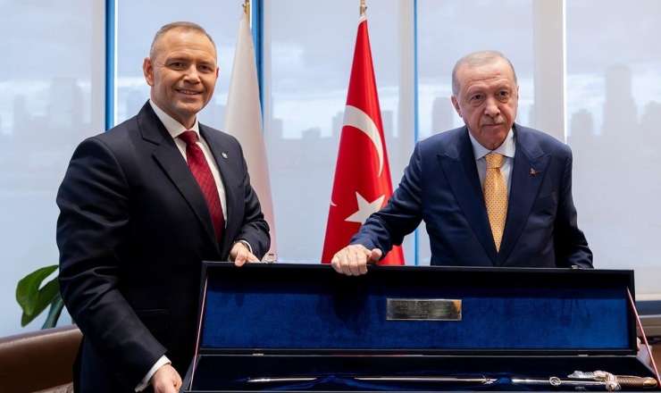 Ərdoğanın silah hədiyyəsinə qılıncla cavab verdi 