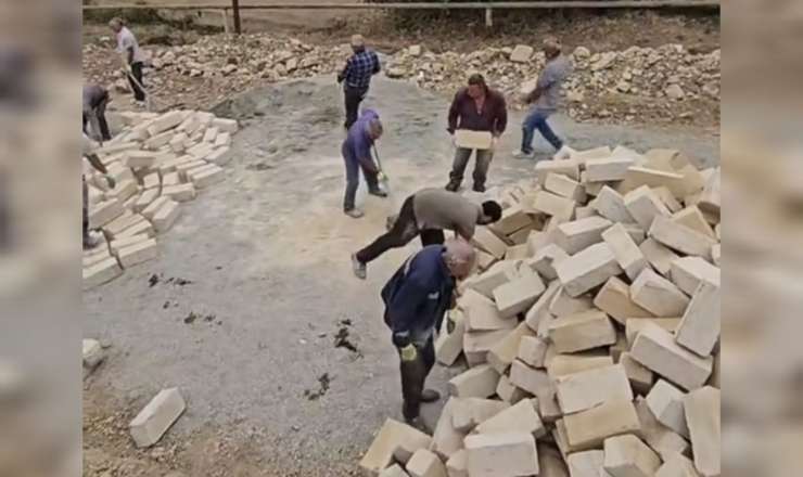 Şamaxıda sakinlər yolu öz hesablarına təmir edirlər  - VİDEO