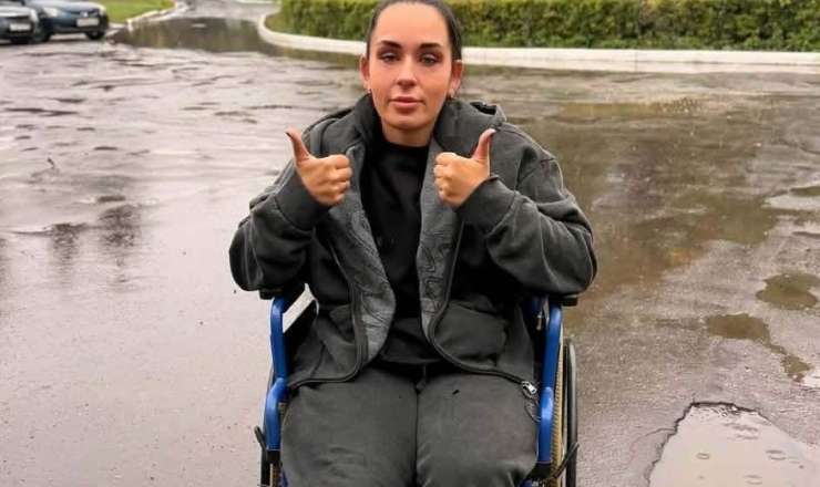 Bakıda yıxılan rus qadının həkimdən şikayəti:  “Sınmış ayağımda “heç nə yoxdur” deyib, yola saldılar” 