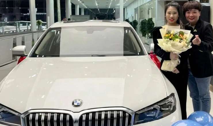 Restoran sahibi işçilərinə BMW  hədiyyə etdi