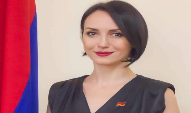Paşinyanın partiyasından olan deputatı Rusiyaya buraxmadılar 