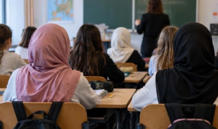 Türkiyə məktəblərində başörtüsü  qadağası var...
