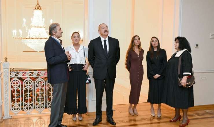 Prezident və ailəsi sərgidə.. - FOTO