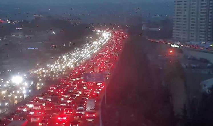 Bakı-Sumqayıt yolunda güclü tıxac: "TIR" aşdı