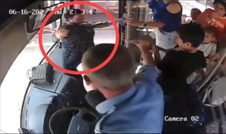 Qadını avtobusdan itələyib yıxan sürücü işdən çıxarıldı - Yenilənib - VİDEO