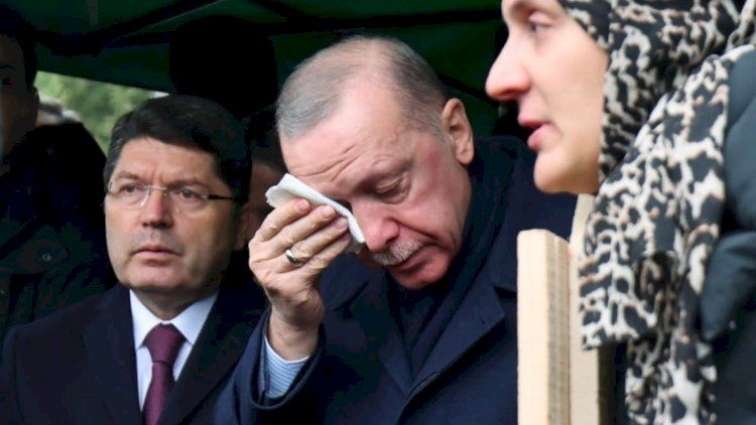 Ərdoğan yanğında həlak olanların dəfnində ağladı - FOTO Ərdoğan yanğında həlak olanların dəfnində ağladı - FOTO