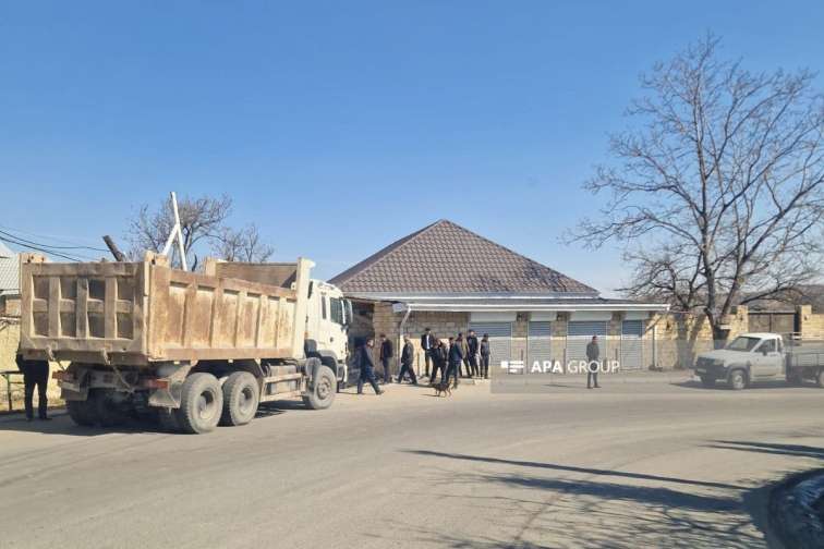 Yük maşını evin hasarına çırpıldı, xəsarət alan var - FOTO