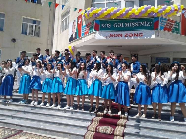 Daha bir məktəbdə &quot;Son zəng&quot;ə pul yığ...