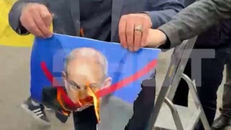 Moskvada aksiya: Səfirliyin önündə Paşinyanın şəkli yandırıldı
